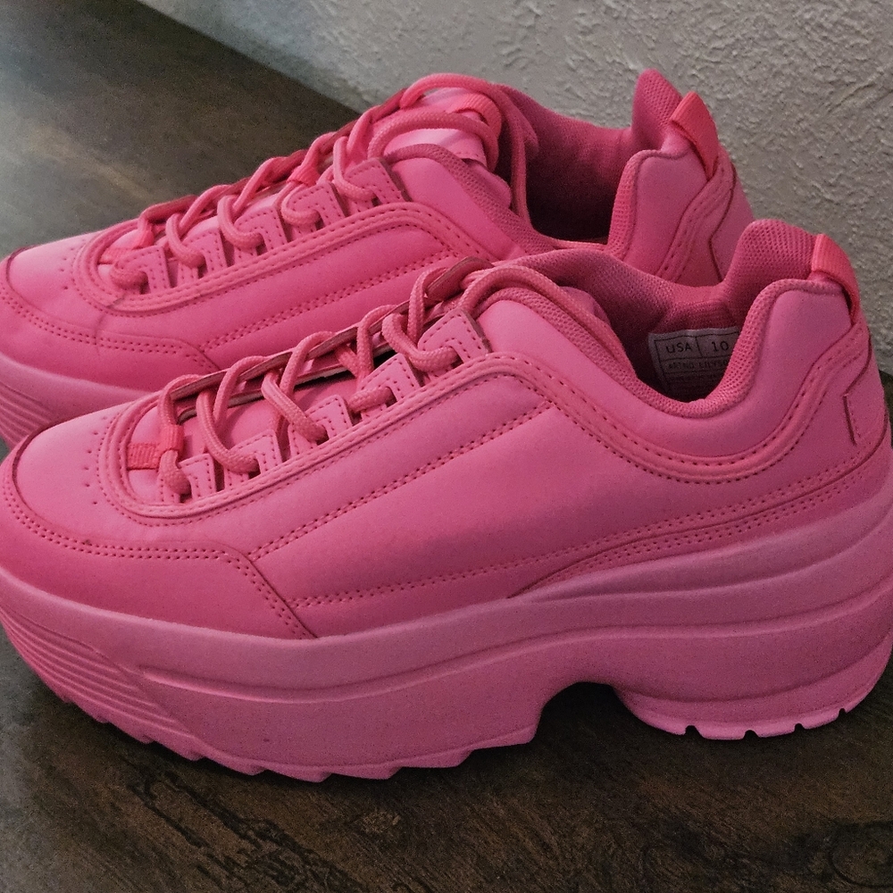 Tennis shoes